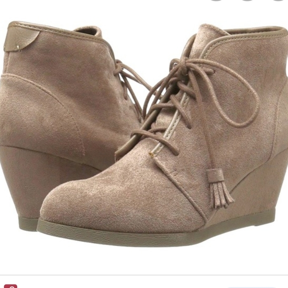 Madden Girl Shoes - HP🎉Madden girl womens tan wedge booties